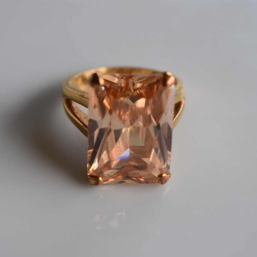 Gold band with a light gold crystal